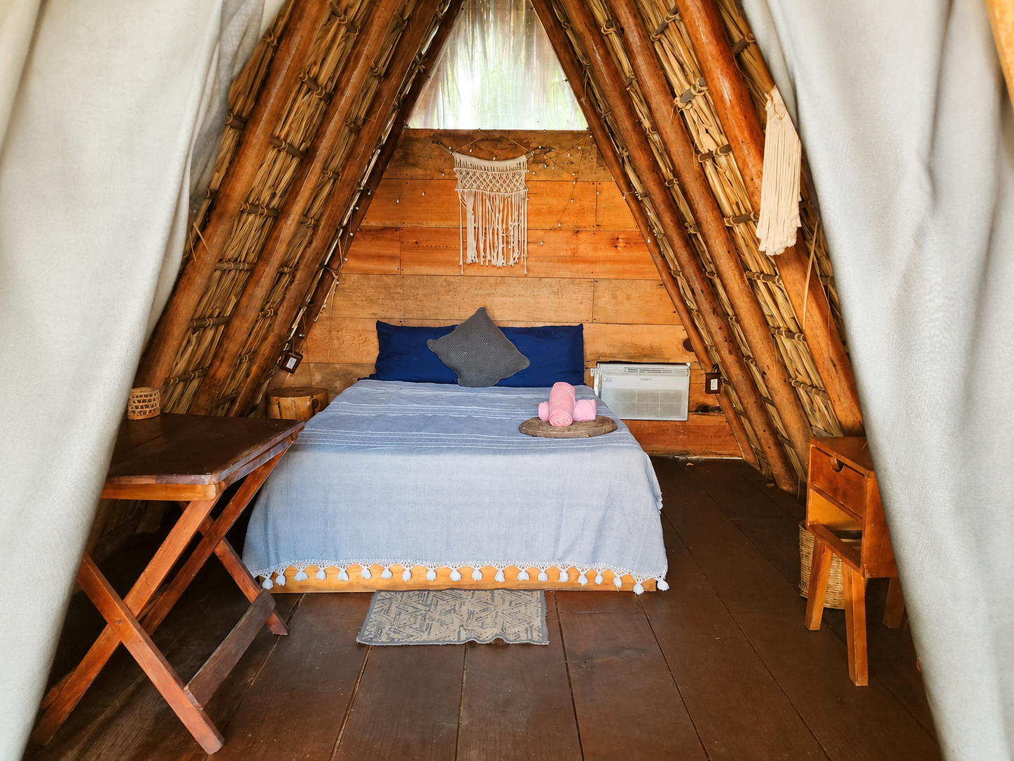 Detalle de madera y textiles en interior de teepee
